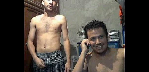  Chacal mexicano guapo y vergon se viene y su amigo se asquea Mexican hung cums